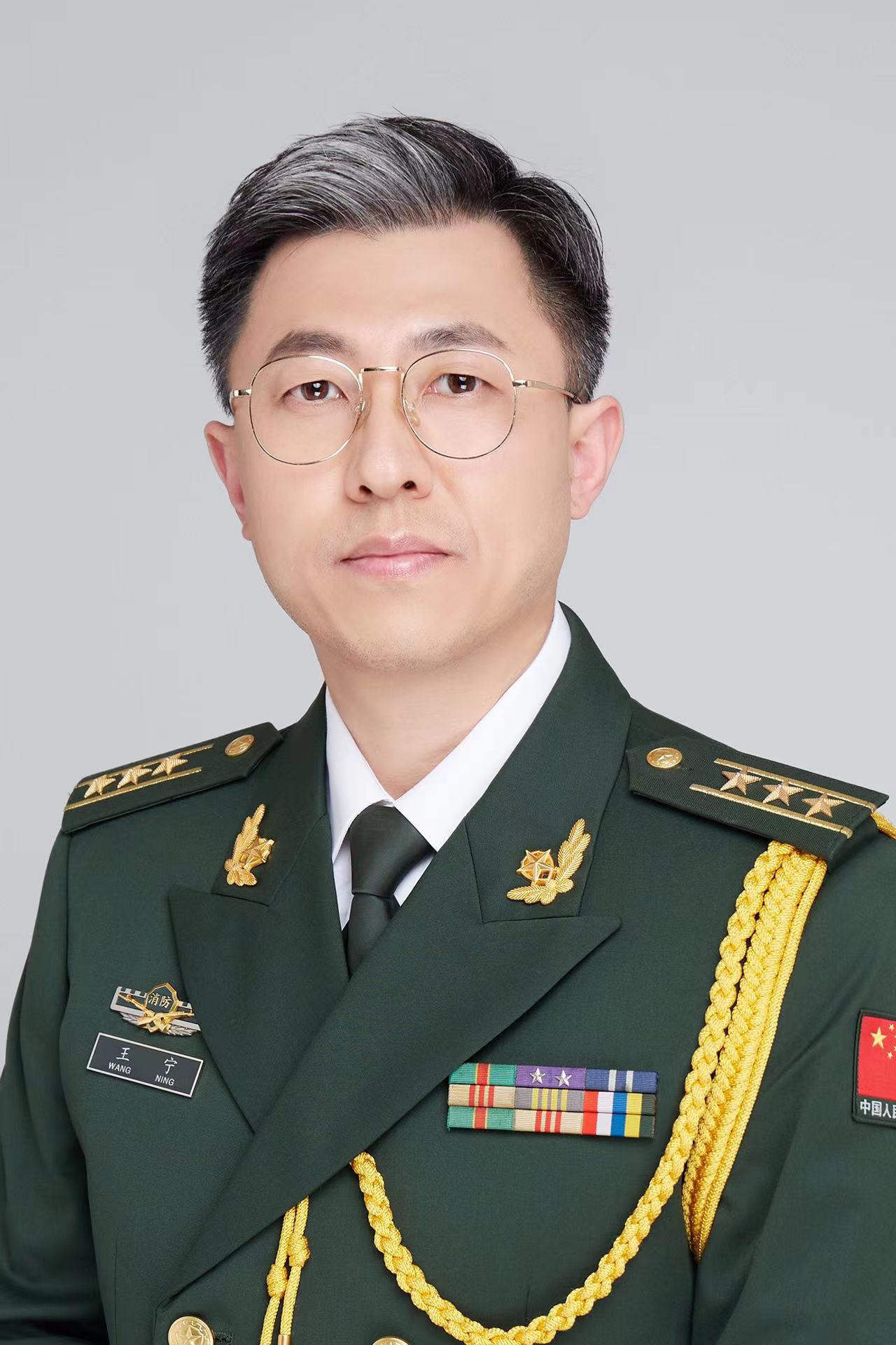 中共党员，1997年参军入伍，曾在武警山东消防总队青岛支队服役21年，武警上校警衔，正团职。部队服役期间先后参与了黄岛“11·24”中石化输油管道爆炸、青岛“4·5”正大食品厂火灾等重特大火灾事故处置和调查，荣立个人三等功及嘉奖4次，圆满完成了奥帆赛、上合峰会、海军节等消防安保任务，在消防监督执法、火灾事故调查、消防技术服务等方面实战经验丰富。