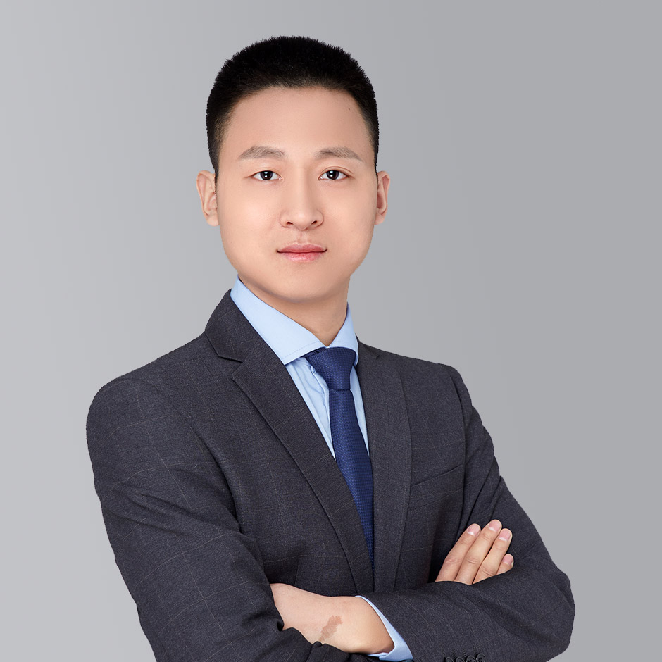 毕业于新疆大学，中共党员，硕士研究生学历，国家一级注册消防工程师，山东消防协会、青岛消防协会专家库专家。曾在武警新疆消防总队服役，武警少校警衔，营职。王韶律师本科、研究生阶段接受系统的法学教育，消防部队服役期间，负责建设工程消防设计审核及验收、法制审核、火灾调查等工作。现在北京德恒（青岛）事务所执业，青工委主任，领域主要涉及建筑、消防、火灾法律实务，擅长政府（企业）法律常年法律顾问、建设工程消防法律服务、火灾预防及风险评估、企业消防安全合规管理、企业法律风险防范、火灾事故调查及火灾引发的刑事、民事、行政案件的办理等。