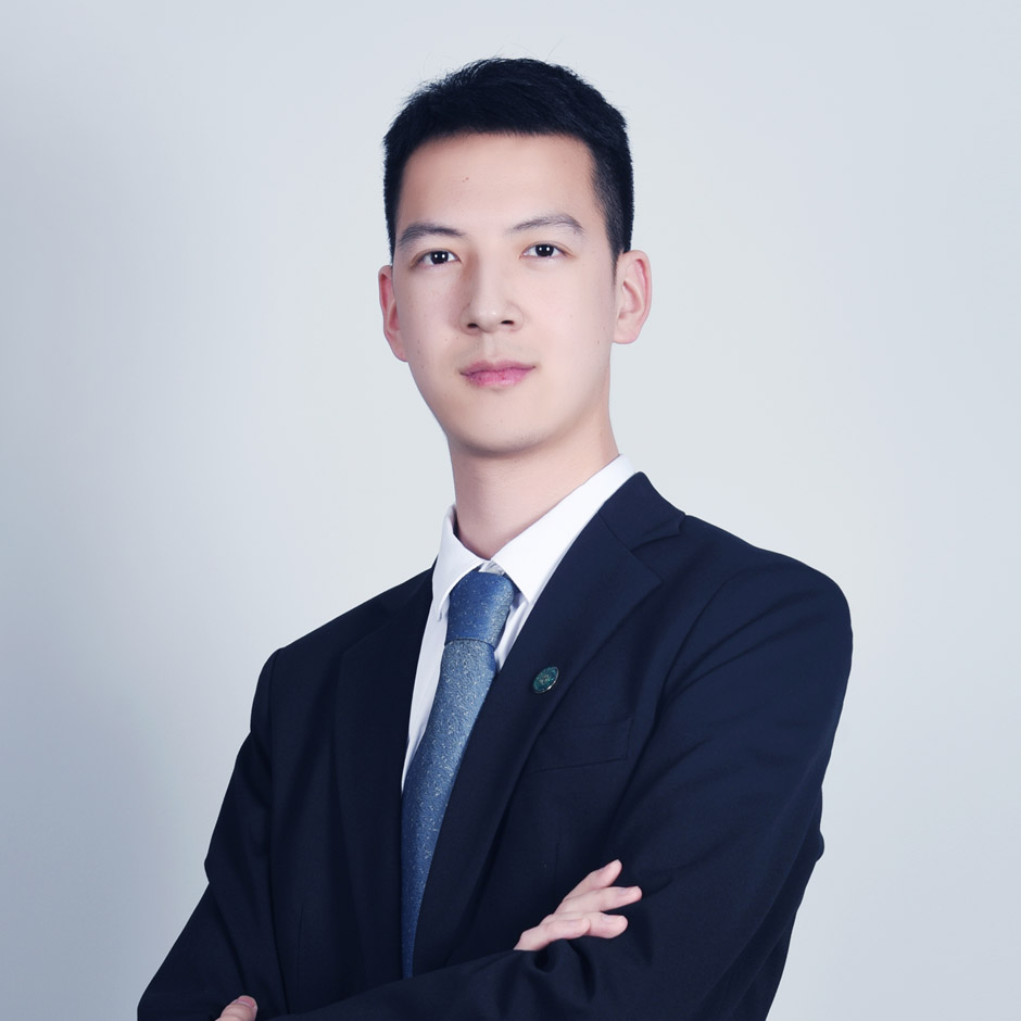 毕业于华中农业大学，法学学士学位。曾就职于深圳比亚迪股份有限公司，在深圳坪山总部法务部工作。在职期间，参与过公司部门重组、公司制度规划与实施监督、合资企业的新设成立与股权划分，处理过公司锂电池事业部的买卖合同纠纷、工程建设施工合同纠纷、员工劳动关系或劳务关系纠纷，后与知识产权部进行多次合作。主要负责民商事团队侵权诉讼，代理过与海尔商标的侵犯商标专用权案件、米其林与森麒麟商标纠纷等，主办过多起民事及刑事案件。