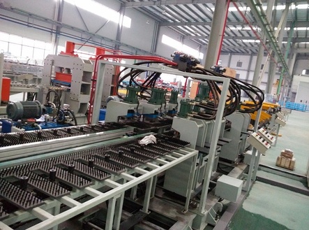 Refrigerator front and rear panel forming line