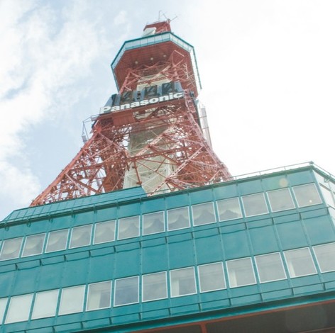 Completed in 1956, Sapporo TV Tower is located in Nishi 1-chome, or the eastern edge of Odori Park, which divides central Sapporo into northern and southern zones. 