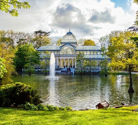 The Buen Retiro Park (Parque del Retiro) is an oasis of peace in the heart of Madrid. This lush and beautifully manicured park offers an escape from the hustle and bustle of the city. The park encompasses more than 125 hectares and is shaded by over 15,000 trees.