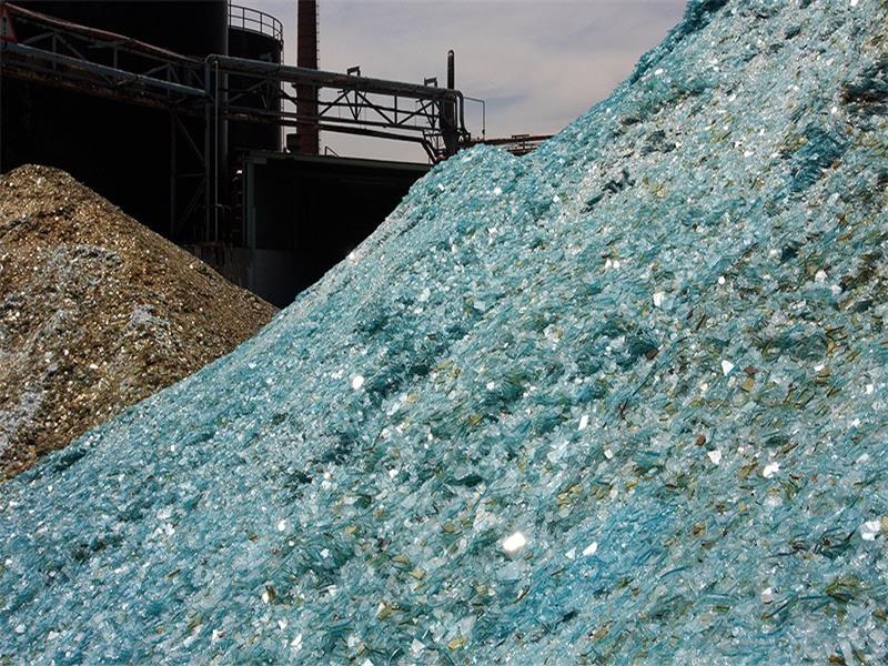 * Main raw materials: silica sand (silica),soda ash, limestone, and 
cullet (recycled glass) , etc. 
* Accessories: such as coloring agents, degassing agents, etc., used 
to adjust the color and properties of glass.


