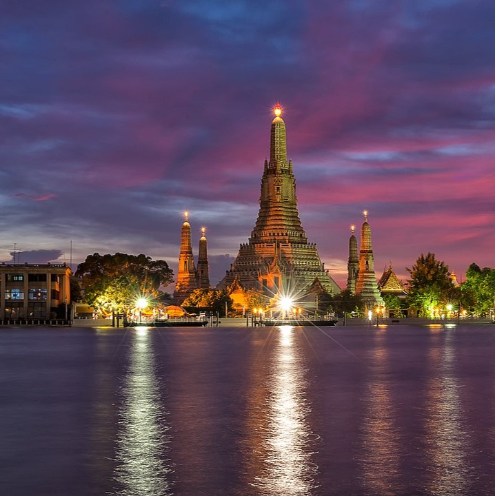 Wat Arun (or the Temple of Dawn) is probably one of the most recognizable temples in Bangkok, not least because the image of the temple has been published so often. The temple comprises a central tower surrounded by four smaller towers. The central tower is around 80 meters high and as night falls Wat Arun cuts a distinctive silhouette against the Bangkok skyline. Wat Arun’s striking design is probably its chief feature.