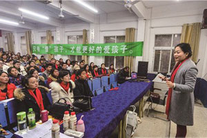 中级导师胡水英回到母校大冶市姜桥中学进行公益讲座