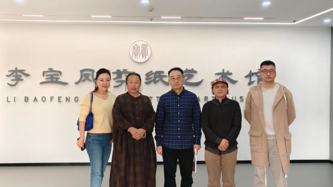 美国青岛总商会会长刘铭、美国国际文化艺术联合总会主席张明、副主席菲比应邀参观了李宝凤剪纸艺术馆