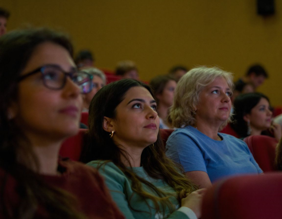 Point to point communication: Connect with other filmmakers, producers, directors, etc. to share each other's ideas, experiences, and challenges. This cross-cultural exchange will inspire new ideas and creative sparks.
Market and Financing Forum: Participate in forum activities to learn about the latest trends, financing strategies, and international cooperation opportunities in the international film festival market. Through one-on-one negotiations, project roadshows, and other forms, we established connections with potential investors, distributors, and partners, paving the way for the development of future works.
Post screening communication and Q&A: Face to face interaction with the audience after the screening. Answering audience questions and listening to their feedback and suggestions will help you gain a more comprehensive understanding of market reactions and audience needs.