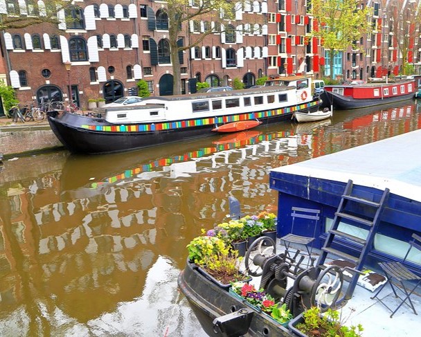 Jordaan is the most popular of Amsterdam's nei***orhoods and is well-known for its mix of residential areas with garden courtyards, lively markets, and upscale boutiques and eateries. The area is also home to plenty of fun things to do, from taking a pleasant stroll along the many picturesque streets to spending time visiting the many top-rated tourist attractions located here.