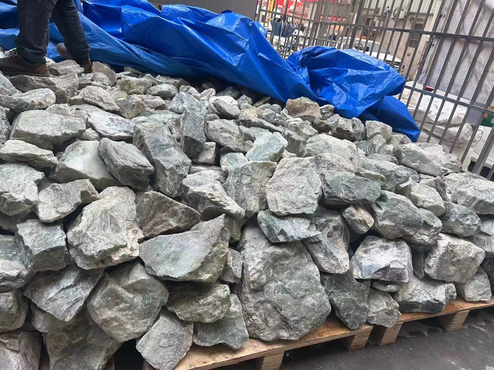 和田玉原石一块称重起批发Hetian jade rough stone wholesale by weight