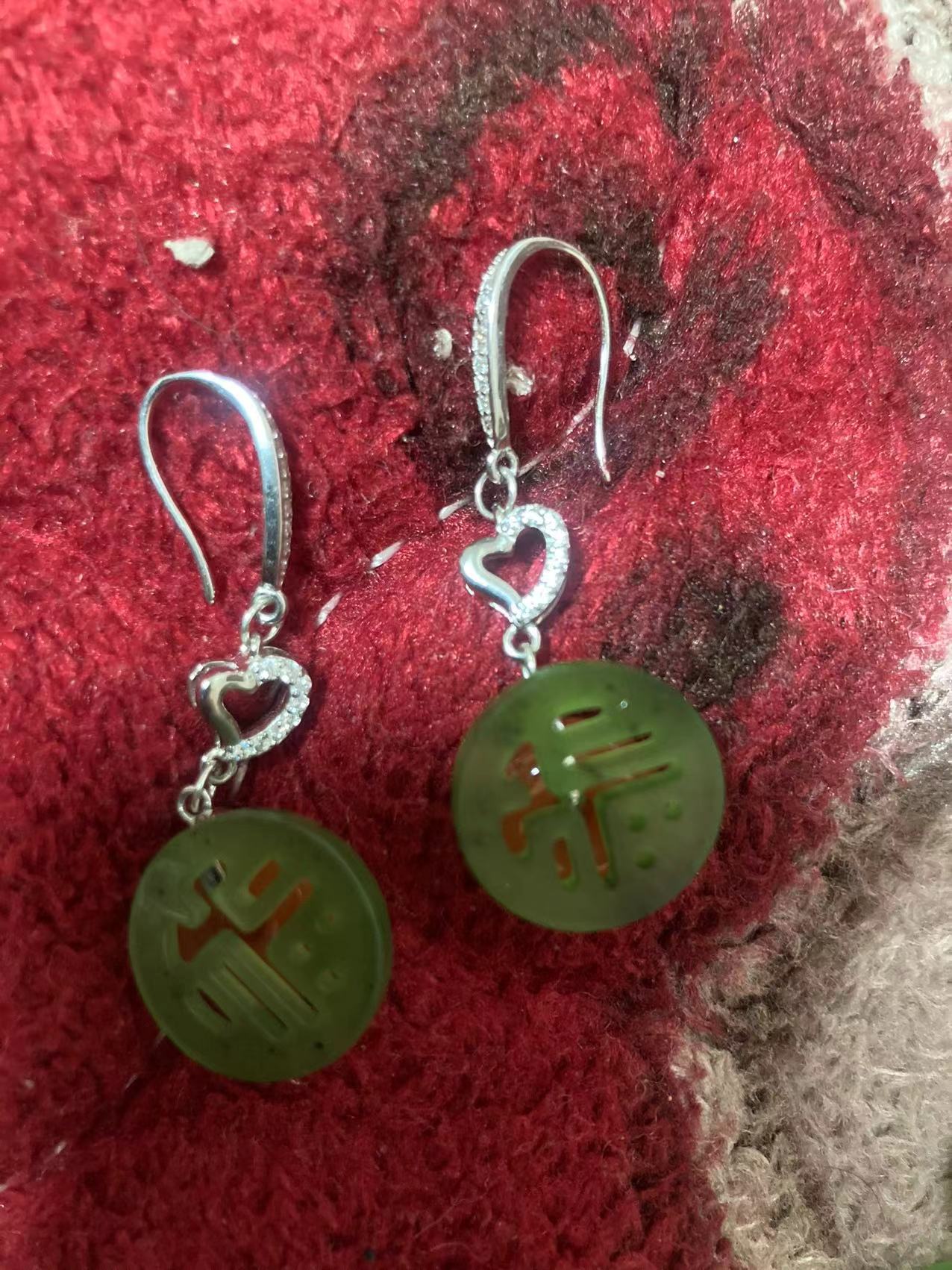 心形耳饰福字坠Heart-shaped earrings with a pendant of the character for fortune