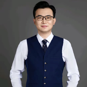 （华大高中拔尖创新人才实验班任课专家）清华大学学士，北京大学硕士、博士，曾任教于北京大学，高考培训专家，各项顶级竞赛金牌获得者，自主招生和竞赛命题专家，全国数学奥林匹克竞赛高级教练员，全国数理化解题能力展示竞赛命题组成员，并担任第二届全国数理化解题能力展示竞赛命题组组长，北京数学竞赛集训队主讲。