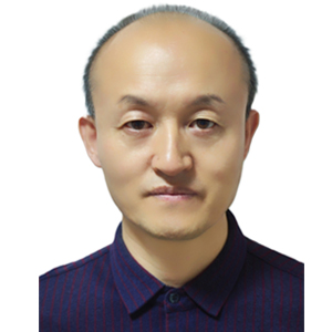 （华大高中拔尖创新人才实验班任课专家）人教社教材培训专家，北京市化学特级教师，北京市高中课改实验工作专家指导组成员，化学学科带头人，教育部普通高中新课程远程研修化学课程团队核心成员，长期担北京教育考试院高中化学会考试题的评价工作以及北京市高中教师资格认定委员会学科评委工作，主编及参编多部著作。曾两次获“北京市优秀教师”、“全国优秀教研员”称号。