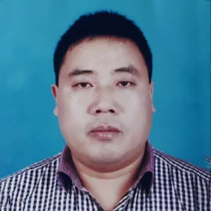 （华大高中拔尖创新人才实验班任课专家）中学数学高级教师，现任教于衡水中学，从教高中数学20余年，高三数学研课主任，连续多年任教高三数学，多次被评为优秀教师，模范班主任，优秀研课主任，十佳研课主任，十佳杰出教师，高考明星教师，最受学生欢迎教师等。培养清北近两百人，省理科状元5名，文科状元3名，近些年多次进行高考培优、强基培优和教师培训等，受到学生和老师一致好评。