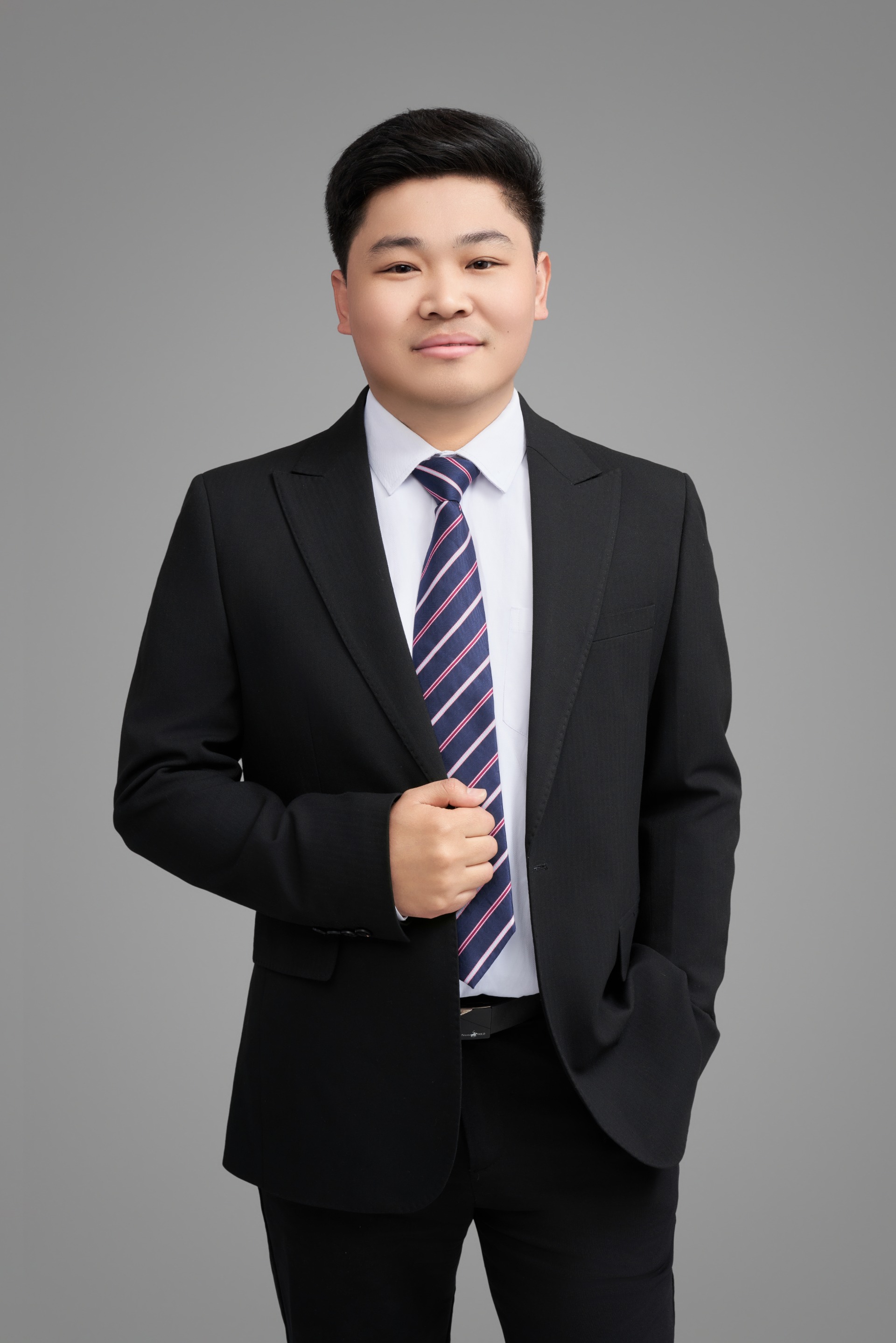 高中数学教师，硕士学历，从事高中数学教育工作8年，曾获得优秀工作者，曾担任学科组长，对数学知识和考点深入研究，授课逻辑清晰，深入浅出，擅于培养学生的逻辑思维能力。