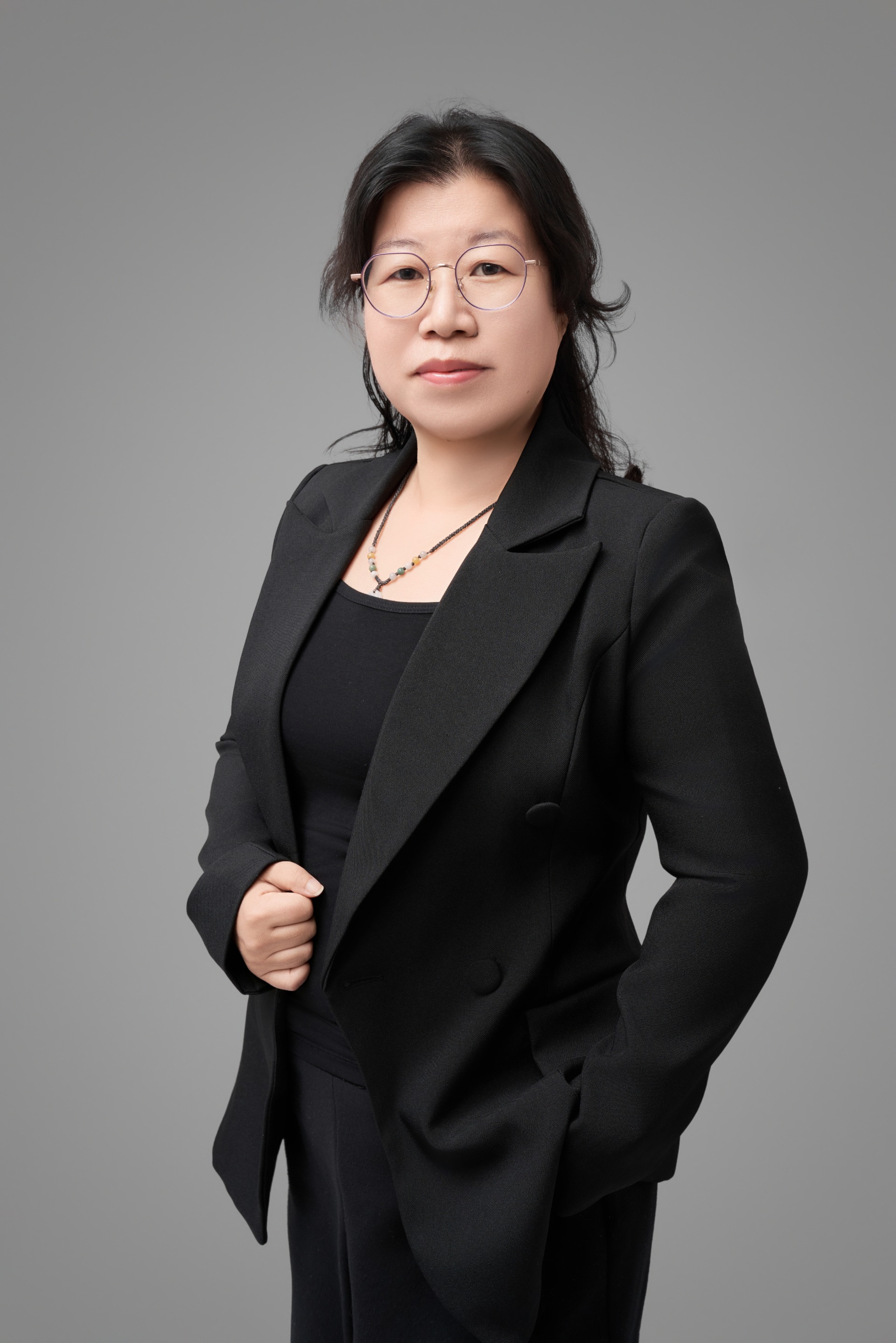 多次被评为校级优秀教师、区级教学能手，获得市级优质课二等奖。从事高中数学教学二十余年，深受学生和家长的好评。尤其在应用学习共同体理论与教学实践的结合方面有丰富的经验，注重激发学生的学习兴趣，实施分层教学，善于引导学生归纳知识点，总结解题方法，教学成绩突出，所教多名学生考入985、211院校。