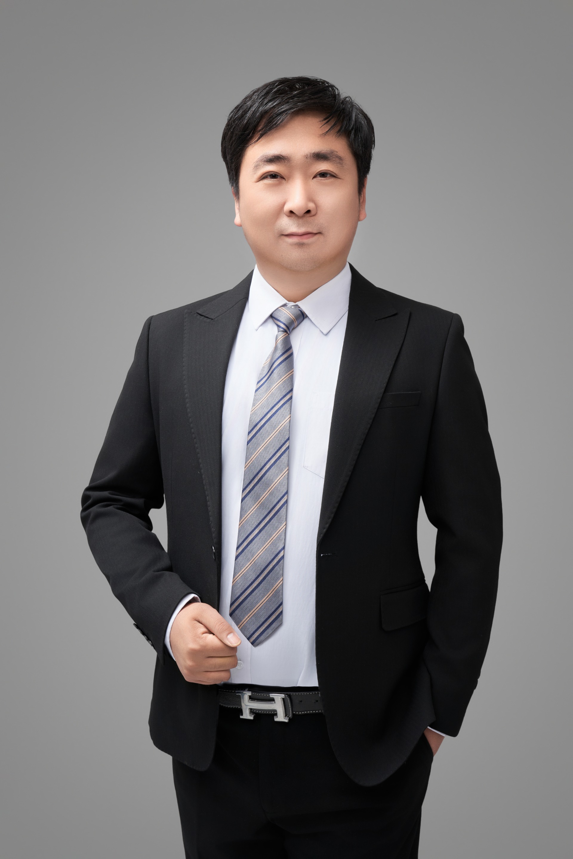 作为一名拥有13年教龄的语文教师及6年班主任工作经验的教育工作者，他不仅认真钻研教材，潜心教学，作为班主任，他有爱心、耐心和责任心，坚持“严管厚爱”的教育理念，诚恳对待每位家长，直言不讳学生表现，确保家校共育无缝衔接，赢得了学生和家长的信任与好评。此外，还注重学生的全面发展，所带班级在德智体美劳各方面均取得了显著成绩。