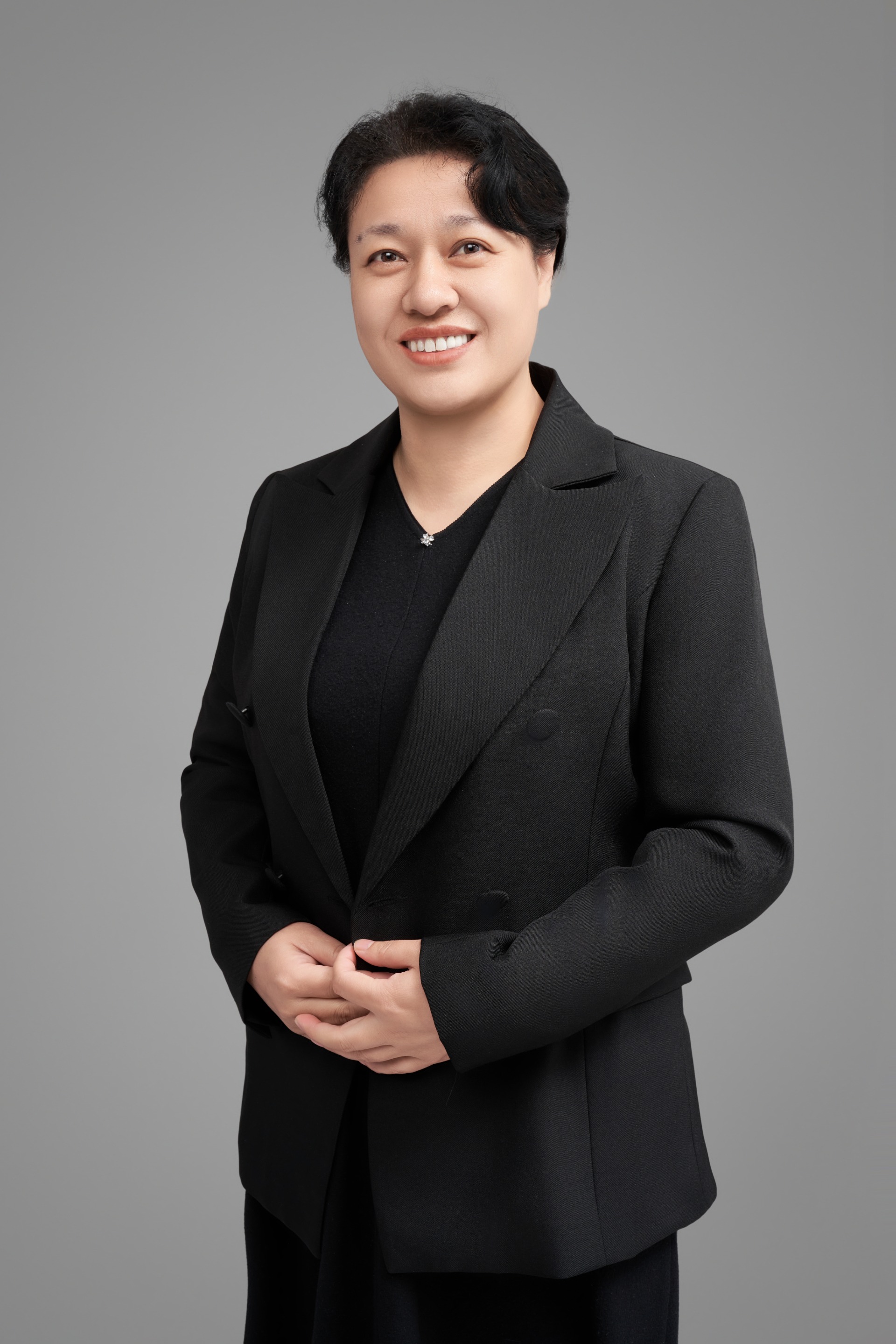中学政治高级教师。燕山大学硕士研究生毕业，从教二十余年，连续多年担任年级主任、教研主任，注重思政课堂与学生德育教育的研究，培养多名学生被北大、清华及其他国内知名大学录取。两次参与国家级、省级科研课题研究。曾获得张家口市学科带头人、市级优秀教师、市级优秀德育课教师。