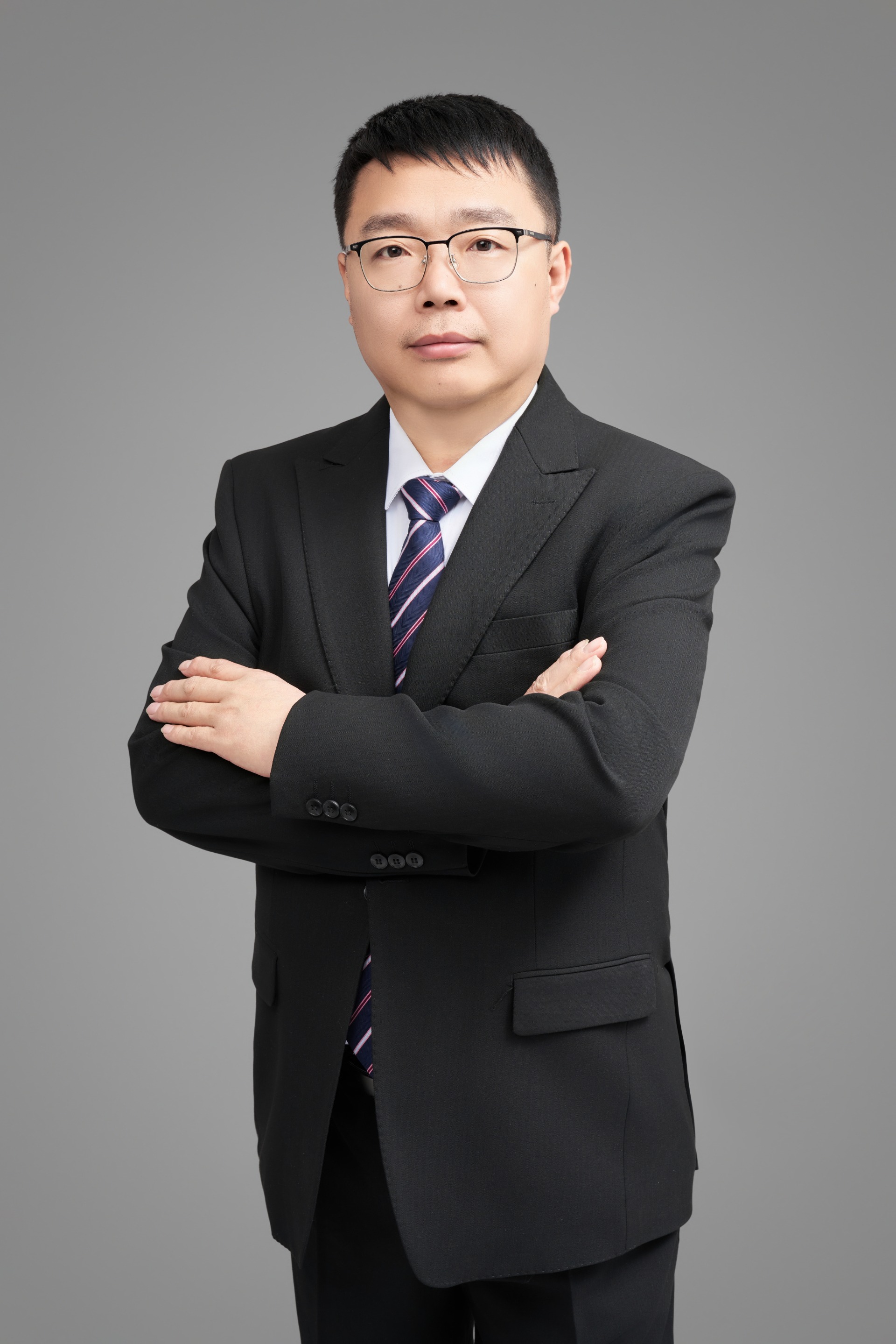 中学历史高级教师，燕山大学硕士研究生毕业，连续多年担任年级主任、教学副校长，具有丰富的学科教学和学校管理经验，从教二十余年，所教的学生被全国多所985、211等知名大学录取。曾获得河北省优秀班主任、秦皇岛市优秀教师、三次被评为市级优秀共产党，多次主持国家级、省级课题研究并发表多篇论文。