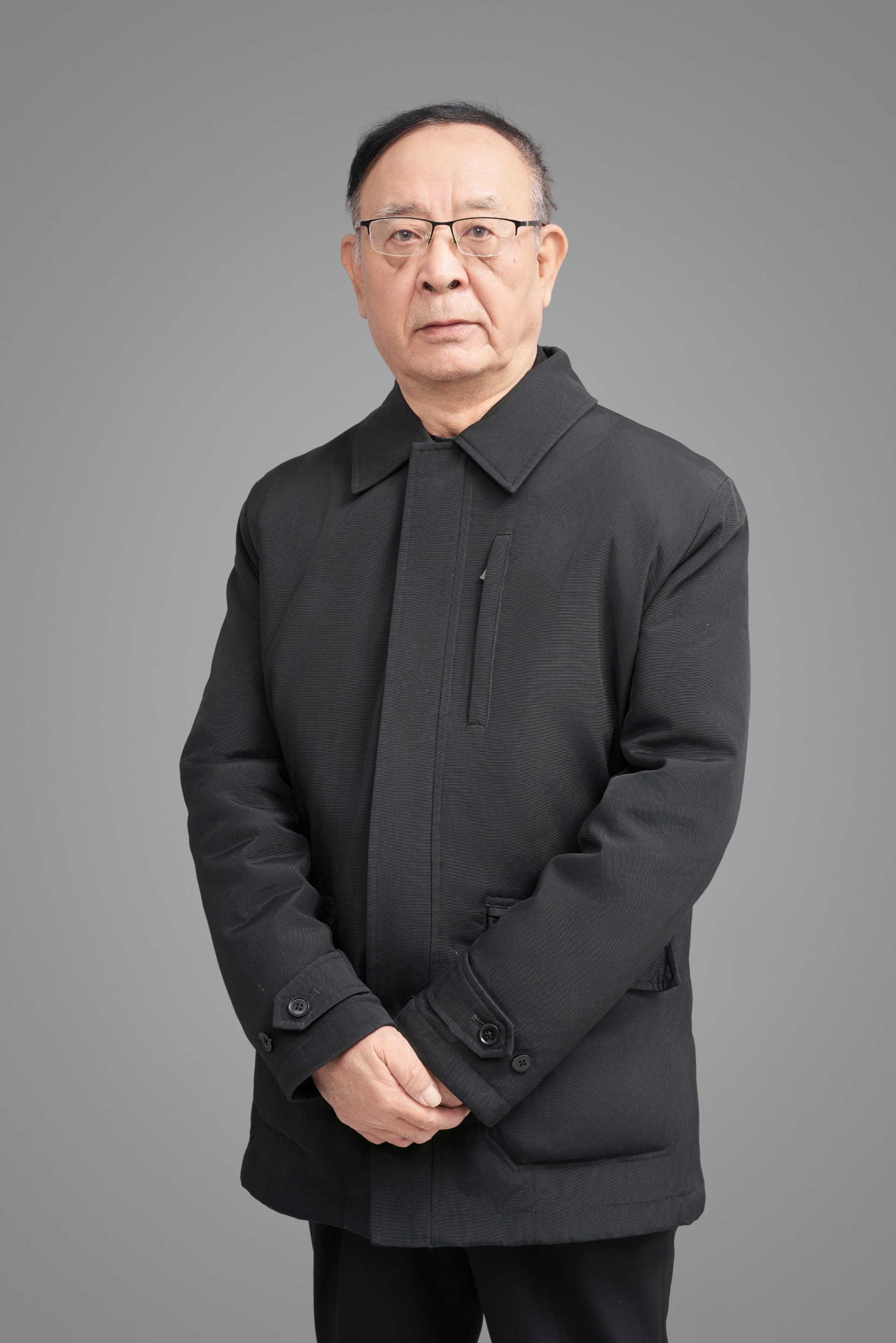 原天津中学校长，特级教师，全国优秀教育工作者、享受国务院特殊津贴专家等荣誉。天津师范大学兼职教授，硕士生导师。教育部中学校长培训中心特聘教授、教育部课程教材专家工作委员会员，国家教育行政学院网络培训专家