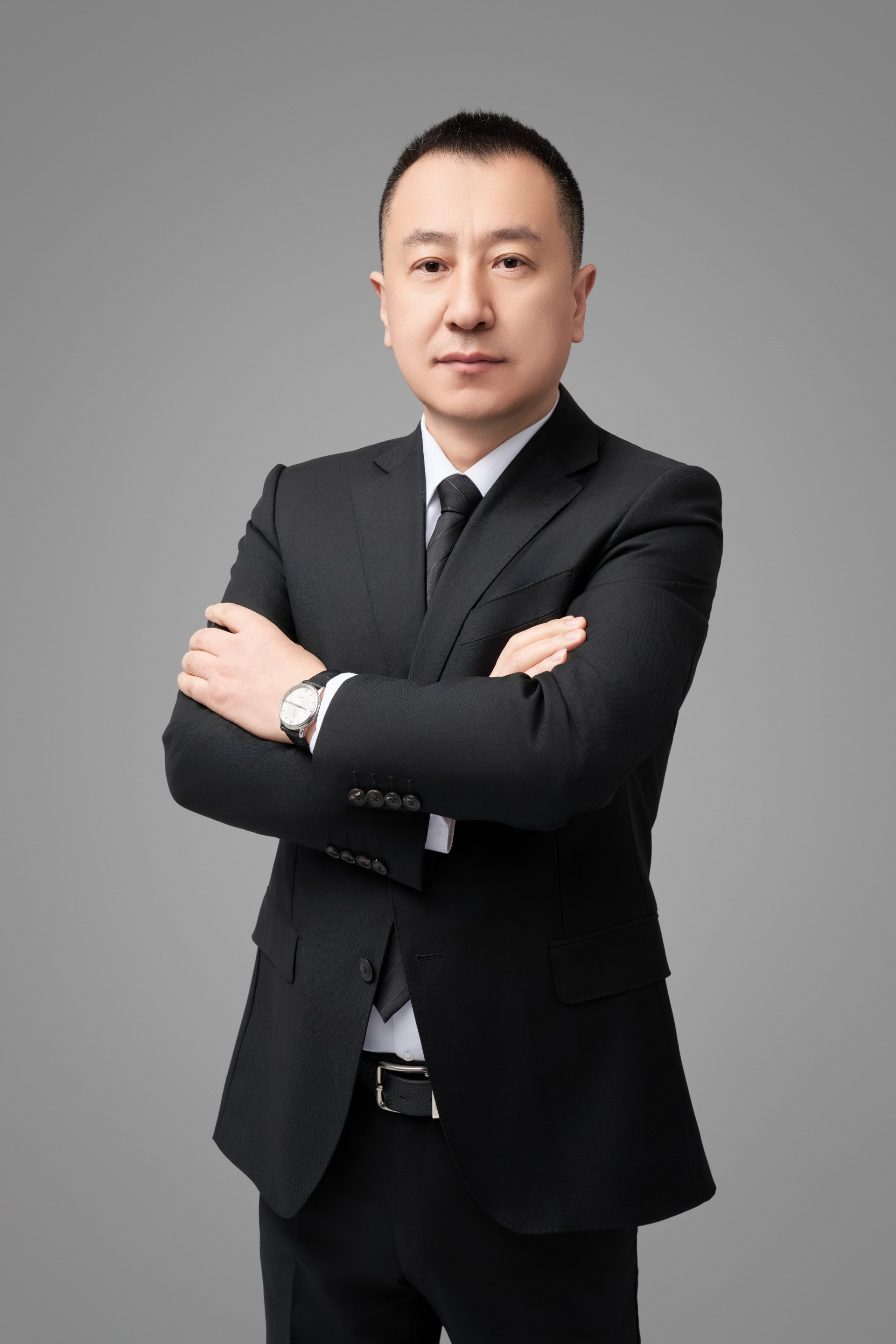 河北师范大学汉语言文学专业，中学语文高级教师，资深心理咨询师，市优秀教师、优秀班主任，现担任华大高中年级主任，从事高中语文教育教学20余年。