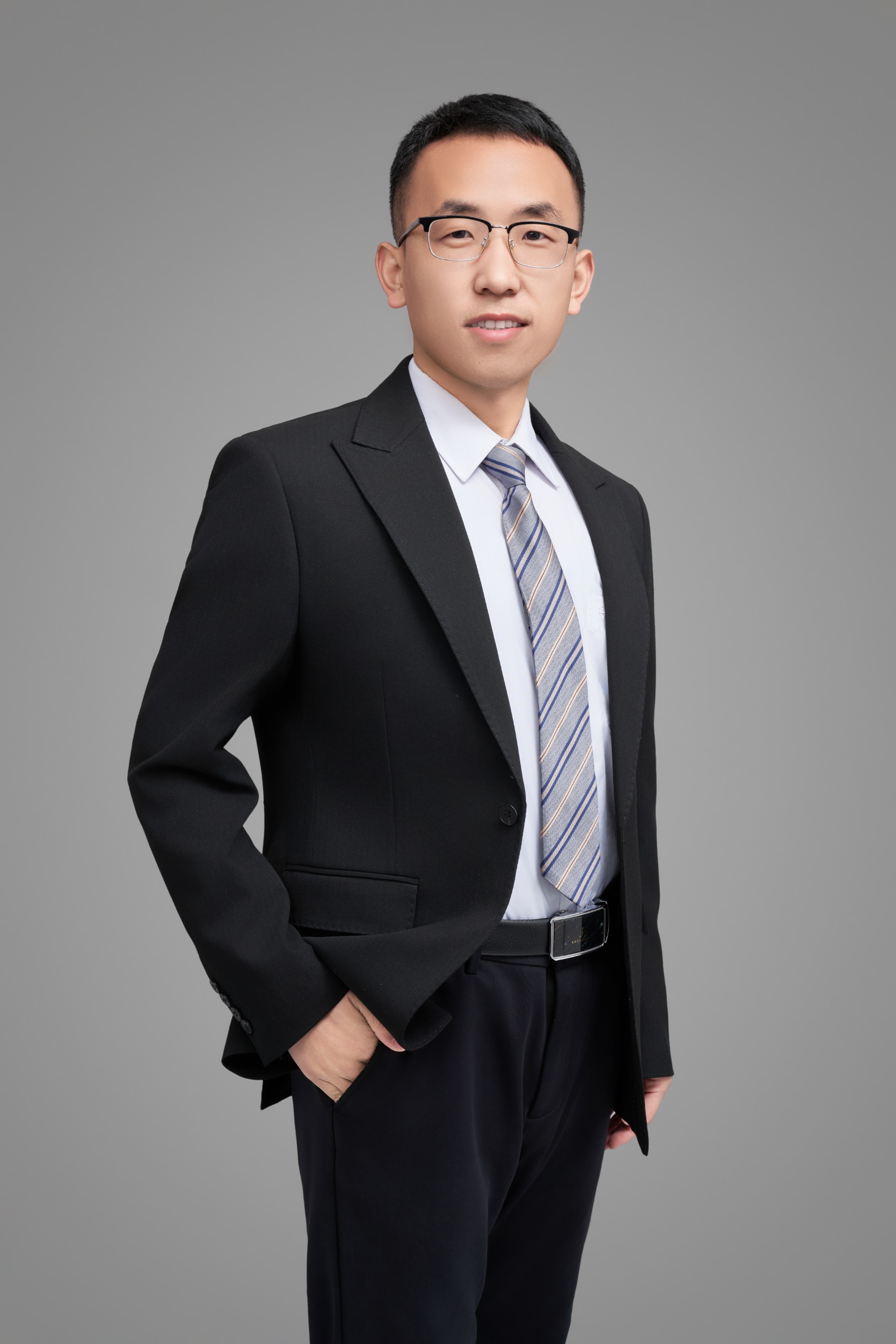 高中物理教师。热爱教育事业，以满腔的热情投入教育教学工作。具有多年班主任工作经验及很强的与学生沟通能力，注重学生思想品德、学习能力、生活习惯的培养，有较强的课堂组织与调控能力，教学效果突出。曾多次获得校级优秀班主任、优秀青年教师、优质课大赛一等奖荣誉。