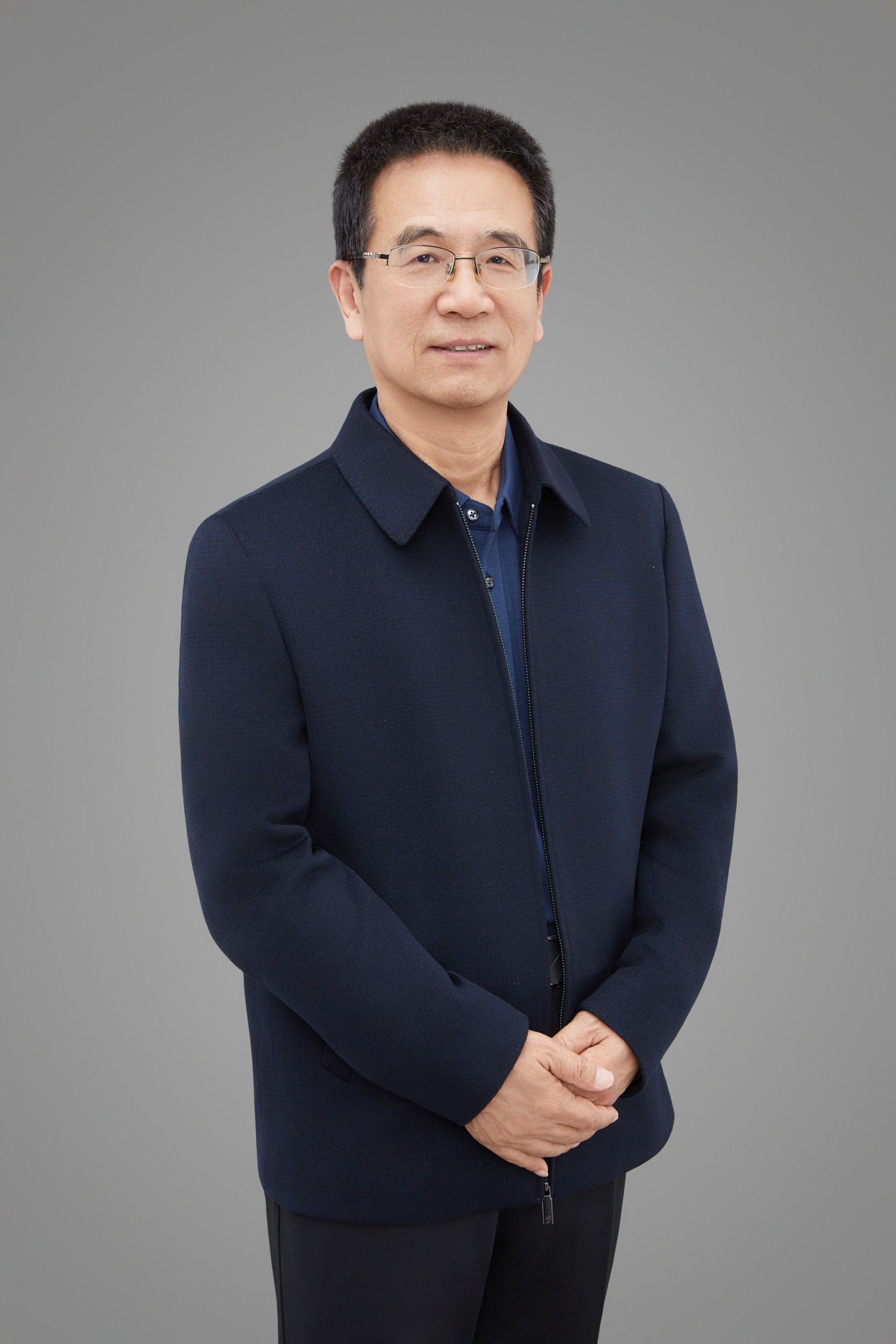 中学物理特级教师；中学高级教师。原天津市实验中学党委书记，物理竞赛金牌辅导员，荣获中国物理学会、中国力学学会优秀辅导教师奖，辅导多名学生获市级、国家级竞赛奖项。曾荣获市级优秀教学能手、市级名师等十余项市级以上荣誉，多篇学术论文在国家级、省级专业刊物中发表