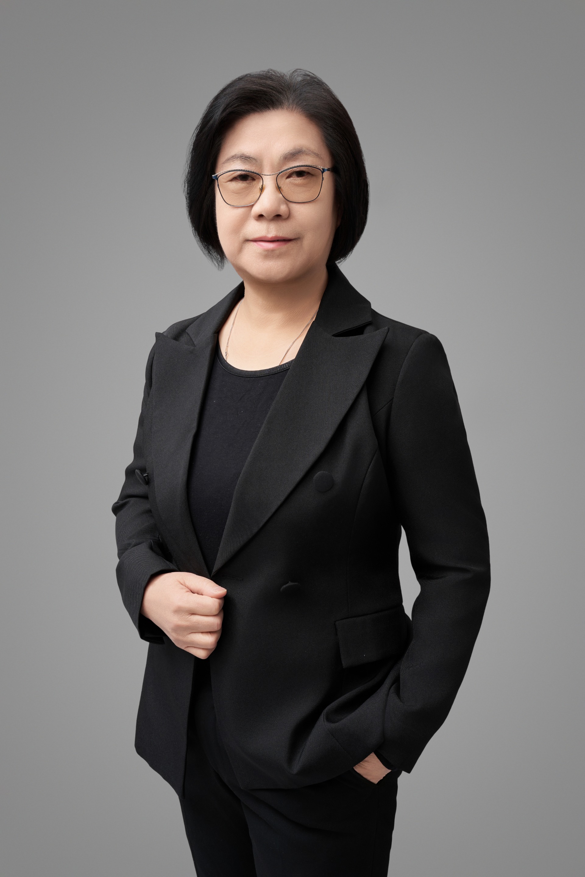 中学英语特级教师，在天津市南开中学任教三十余年，所教学生均考入清华、北大等知名高校。曾在国内外教育刊物上发表多篇论文。兼任天津市教育学会中学外语教学专业委员会常委、中国教育学会外语教学指导委员会委员、天津师范大学外语学院兼职教授、教育硕士研究生导师、“天津市未来教育家奠基工程”培训专家。