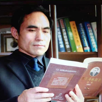 中共党员，在教育局教育科工作期间，分管教育科、教育教学研究室、成人教育科、体育卫生科、武装部、督导室、教育技术中心、进修学校等业务工作。担任中国教育体制改革委员会会员、天津市国际教育交流协会理事、天津师范大学兼职教授，曾被天津市教委认定为基础教育课程改革指导专家组成员、“未来教育家奠基工程指导专家”