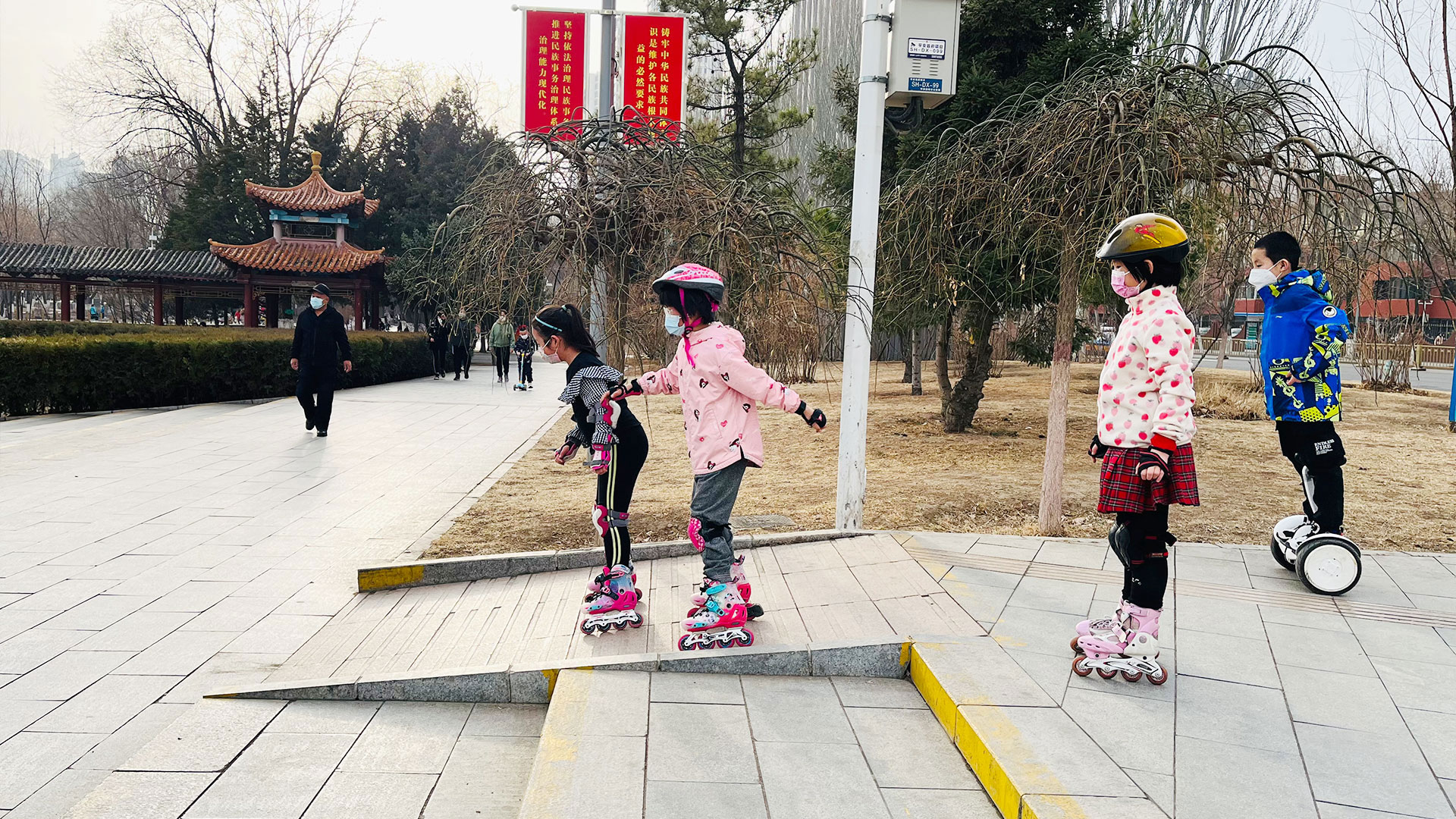 公园里的孩子欢乐多