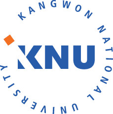 国立江原大学（Kangwon National University）创建于 1947 年，是韩国中央政府直属的十所国立旗帜大学之一，享有 “关东地区最高综合学府” 的美誉。历经 70 余年发展，该校已成为韩国东部规模最大的国立综合性大学，拥有近 4 万名学生及 18 个学院，以高水准学术成果享誉国内外。其就业率连续多年位居韩国国立大学首位，同时作为 BK21 事业团成员，在农林学、生命科学等领域具有显著科研优势。
