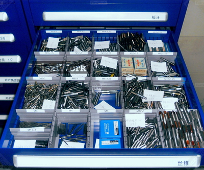工具柜在汽车制造行业用于五金工具存放