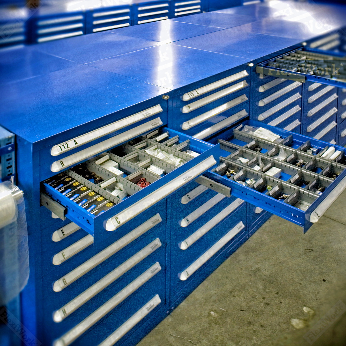带抽屉分隔工具柜