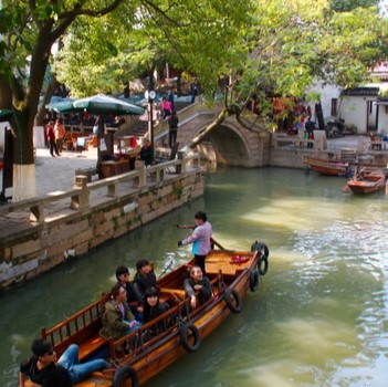 If you plan Suzhou tour, don’t miss a side trip to Tongli.  Tongli Town is one of the famous ancient water towns in the Yangtze River Delta, which are specifically scattered around the large river and crisscross the triangle area of Suzhou, Huzhou, Hangzhou and Shanghai.
