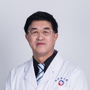 国家中医药管理局岐黄学者、国家和北京市名老中医师承指导老师，北京中医药大学第三附属医院首席专家、教授、主任医师