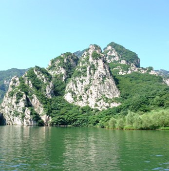 Located in the north of Zhuanghe City, Bingyu Valley Scenic Area is about 40 kilometers from Zhuanghe City and about 240 kilometers from Dalian City. The centre area of Bingyugou Provincial Level Tourist Resort has an area of 47 square kilometers, the protection area of the Bingyugou Valley Scenic Area is 64 square kilometers, and the total area of the Bingyugou Valley Scenic Area is 110 square kilometers. 