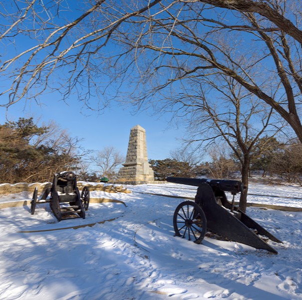 Located on the northeast of Lushengkou District, the East Cockscomb Hill was the major battlefield of Russo-Japanese War in 1904. Therefore, a number of historical sites are found in the East Cockscomb Hill, such as the Exhibition Hall of Russo-Japanese War, North Fortress, Erlong Mountain Fortress, Wangtai Fortress, etc. In order to occupy Lvshun City, Russia and Japan started a bloody war in the East Cockscomb Hill in 1904, and the Wujia Village at the foot of the hill was suffered from the war; among 80 houses, only five houses were survived.