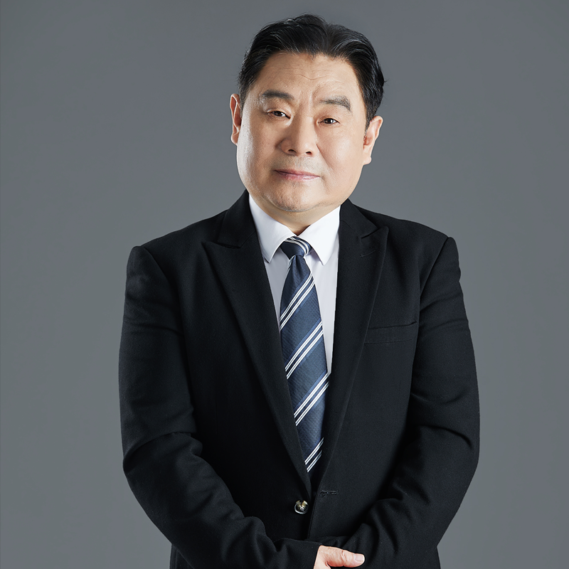 Director/President of Silk Road International Investment Holding Co., Ltd.; the originator of China's operational theory and an authoritative expert in operational capability building; the first person in China's private equity fund, the new fund he founded has a scale of 80 billion; a well-known planning master in the field of corporate financial services; the creator and disseminator of China's corporate capital operation and financial power building ideas. He has provided strategic capital consulting and advisory services to hundreds of companies, governments, and institutions; he has coached and cultivated dozens of outstanding listed companies and served as a strategic and capital consultant for hundreds of large and medium-sized companies.