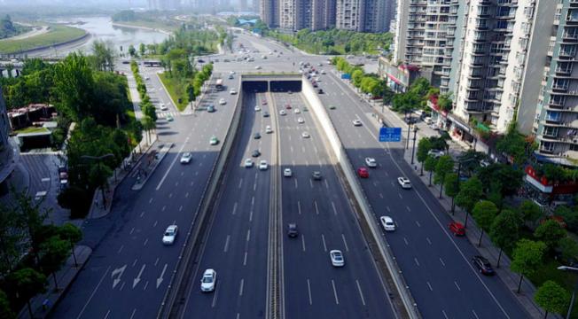      公司于2021年承接润德集团建设的人民大街下穿隧道全过程造价咨询项目，项目位于长春市南部都市经济开发区,为长春市南部新城区域内南北方向城市的主干路，道路全长1591.848m，辅道长2383.894m，隧道 封闭段长800m，主线双向辅6-主10车道，规划主线车速60km/h,辅道车速40km/h。投资规模约：9.1509亿元，是长春市首座与地铁、CBD相结合的下穿隧道项目。