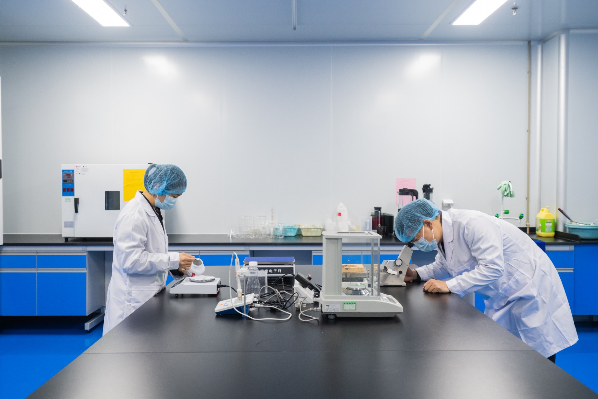 从原物料到所有出厂的产品依据标准化生产流程，由新型检测仪器进行测试，配合专业的品保人员进行严格控管。