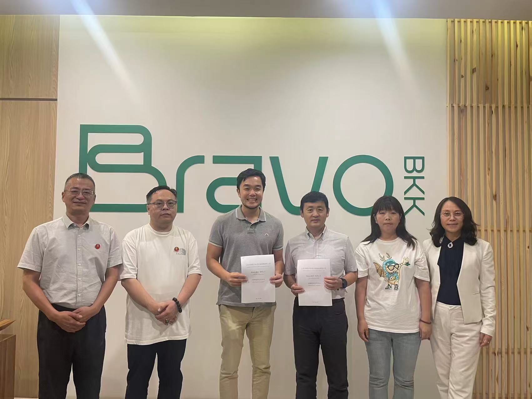 2024年9月16日 与泰国Bravo BKK公司签署战略框架合作协议，就海外销售卖场合作达成共识。Bravo BKK拥有便利的地理位置、良好的物业基础设施、丰富的内部商业业态以及优质的消费群体，Bravo BKK同意双方合作，各自发挥优势，共同打造东盟最大的新能源电动汽车科技产品聚合型卖场。并围绕汽车科技产品布局轻奢消费品体验空间和全球旅拍服务体验空间。
