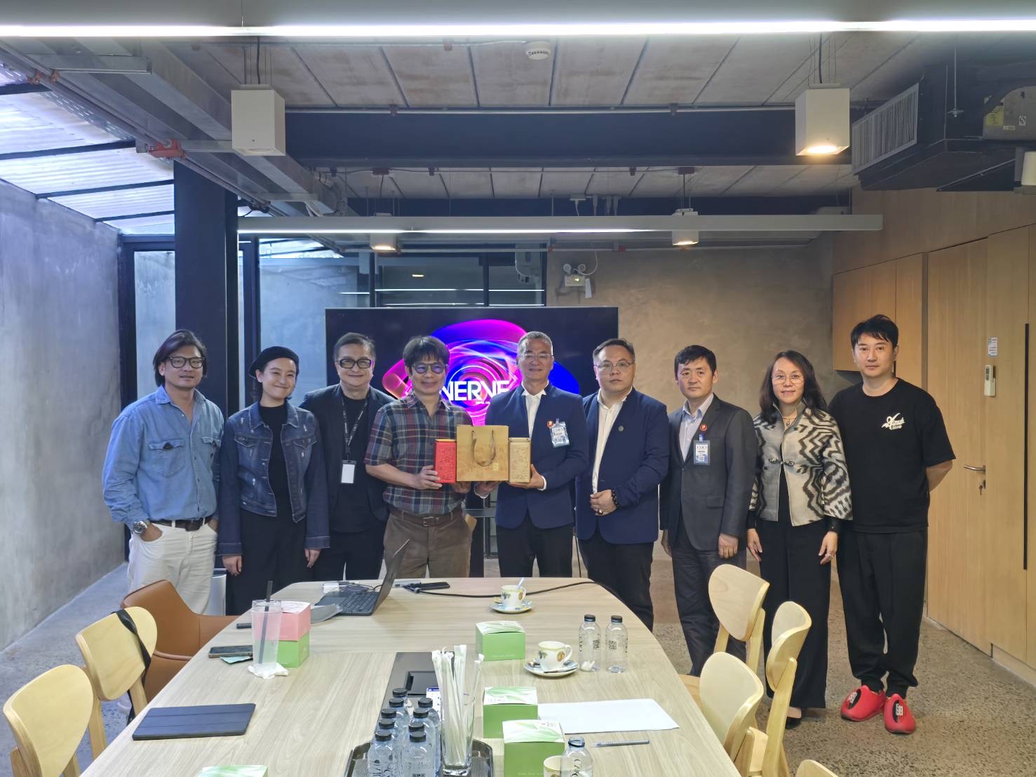 2024年9月17日 与泰国PHOENIX EV签署合同，就车辆出口及海外KD合作达成协议；首批签订的合同包括9000台国内的电动网约车，分批次交付。由北京鸿瑞聚负责国内的产品、供应链和金融服务。