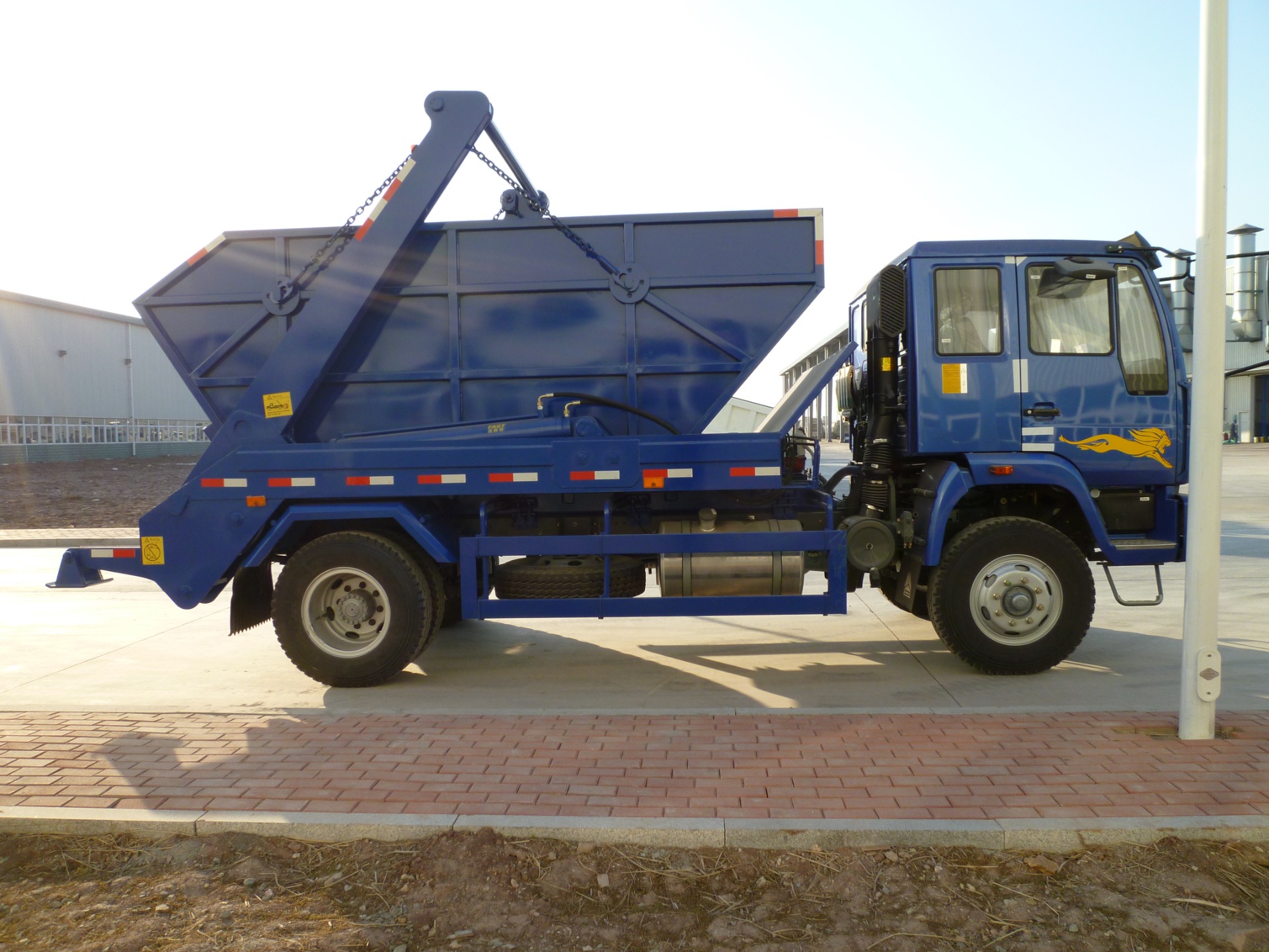 SINOTRUK HOWO 4X2 Swing Arm Garbage Truck