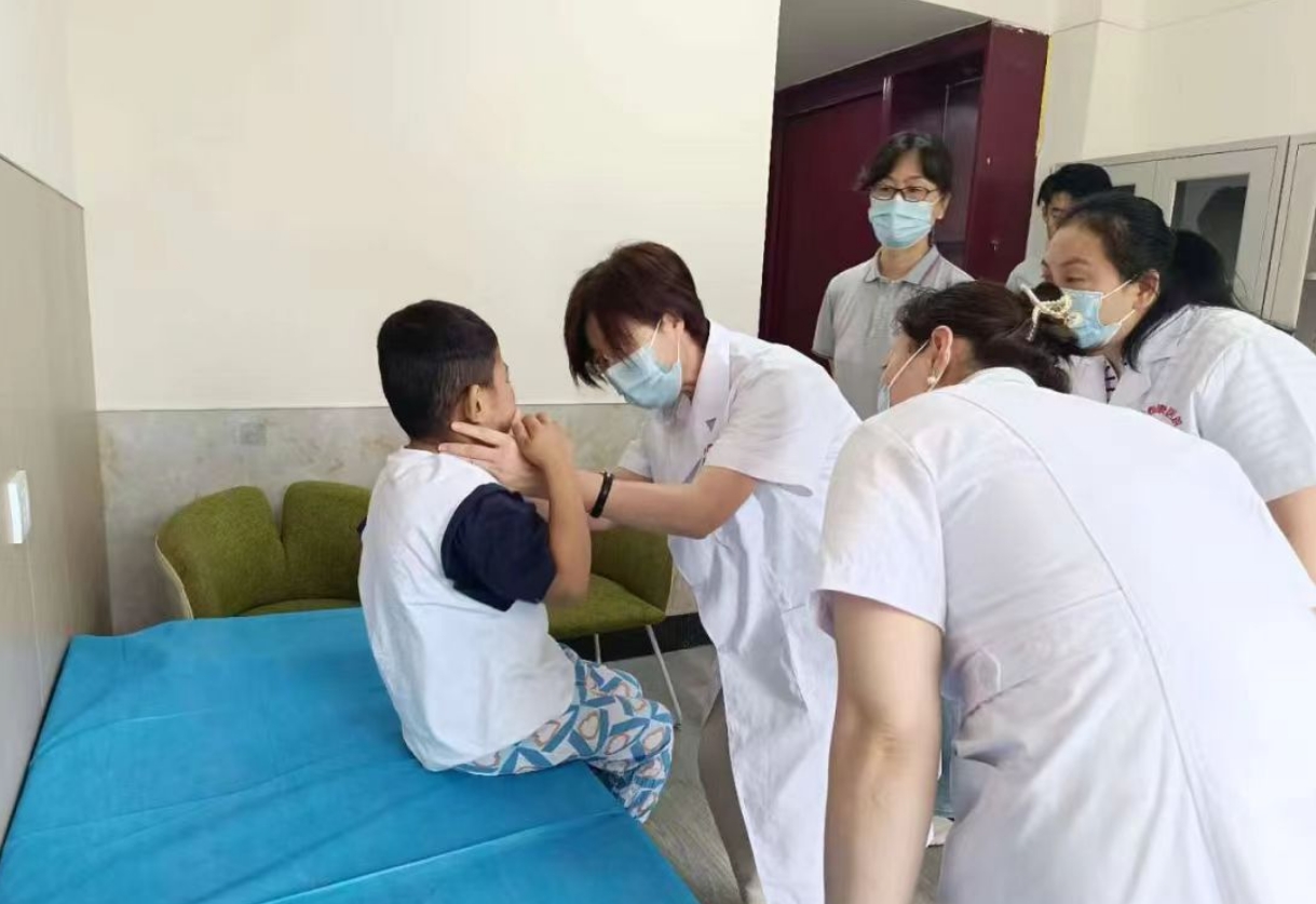 同步应用经颅磁刺激、免疫调节等前沿西医疗法，形成中西医协同增效的精准干预模式。