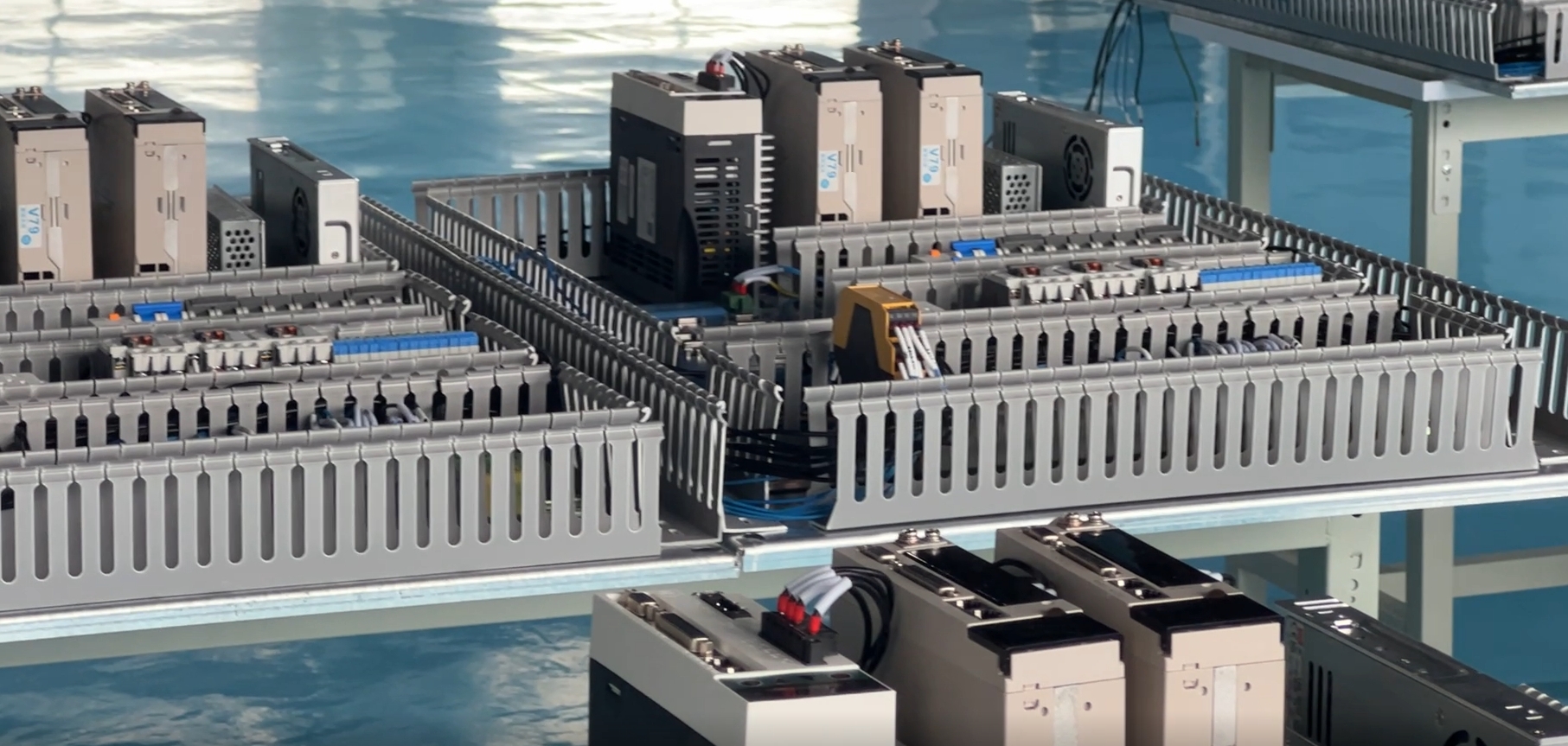 The equipment is equipped with a self-developed monitoring system: a built-in high-definition camera records the powder bed condition, monitors the powder laying quality and fusion quality, and automatically refills the abnormal powder laying to ensure traceability of the processing process and stable quality of the printed finished product.