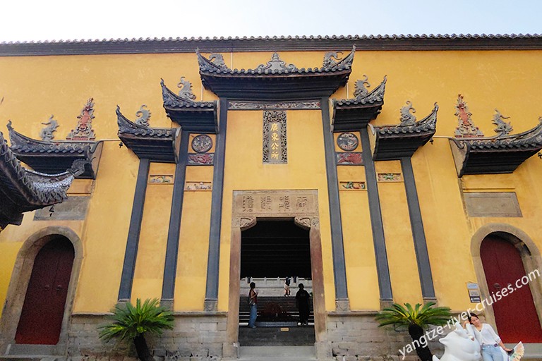 Huguang Guild Hall is a cluster of traditional Siheyuan (quadrangle courtyards) with yellow exterior walls, black tiles, and exquisitely embossed doors and windows.