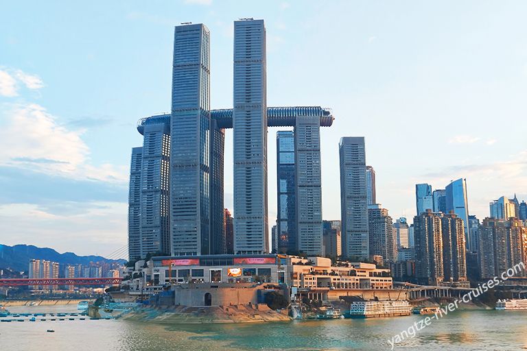 Raffles City Chongqing, on the Chaotianmen Delta, is a key landmark for travelers. It’s shaped like a large sail ready to set sail, with 2 northern towers rising to 350m.