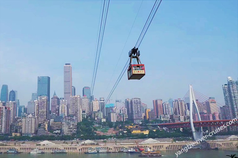 The Yangtze River Cableway stretches 1,166m between the Yuzhong District and Nanan District, crossing the Yangtze River in the air. You can travel one-way on this cableway.
