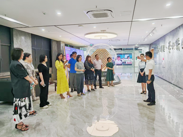 民建重庆市直属工委到北理微电院参观调研