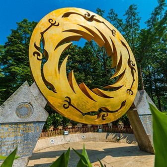 Jinsha Site Museum is one of the highlights of your Chengdu Tour. The Jinsha Relics Museum is just about 5 km west of the downtown Chengdu. It is located at No.02, Jinsha Site Road, Chengdu. It is easily accessible by taxi and buses. Jinsha site is a relic site in the Shang Dynasty (1600–1046 B.C) and Zhou Dynasty (1046–256 B.C.), which has unearthed the most dense cluster of ivory and the most abundant gold and jade ware in the world in the same period.