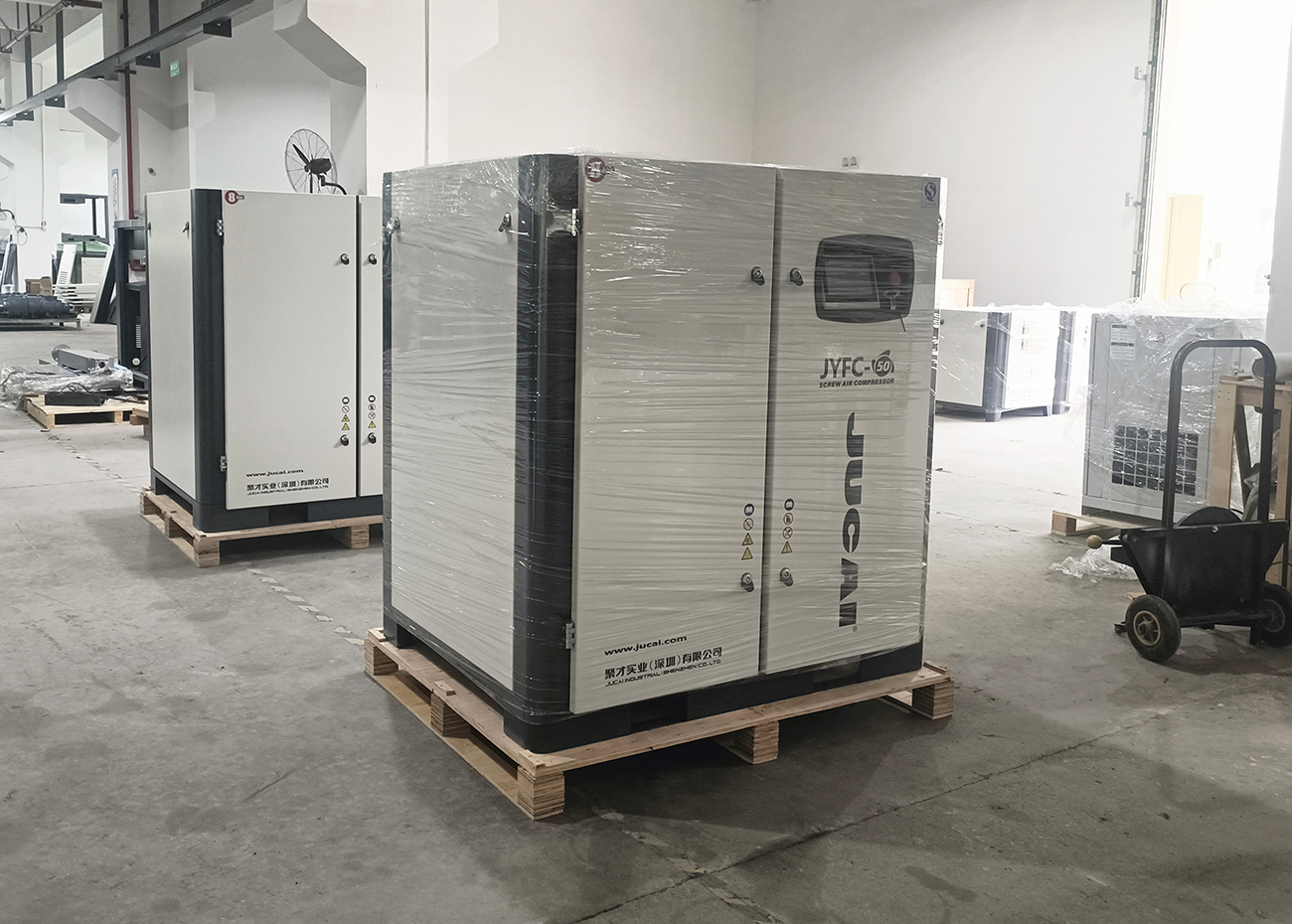 客户选择了37KW聚才螺杆空压机，该机型使用领域广泛，配备高等级变频+品牌高效主机，产气快，噪音低，稳定节能，尤其能满足制造企业的多样化需求。